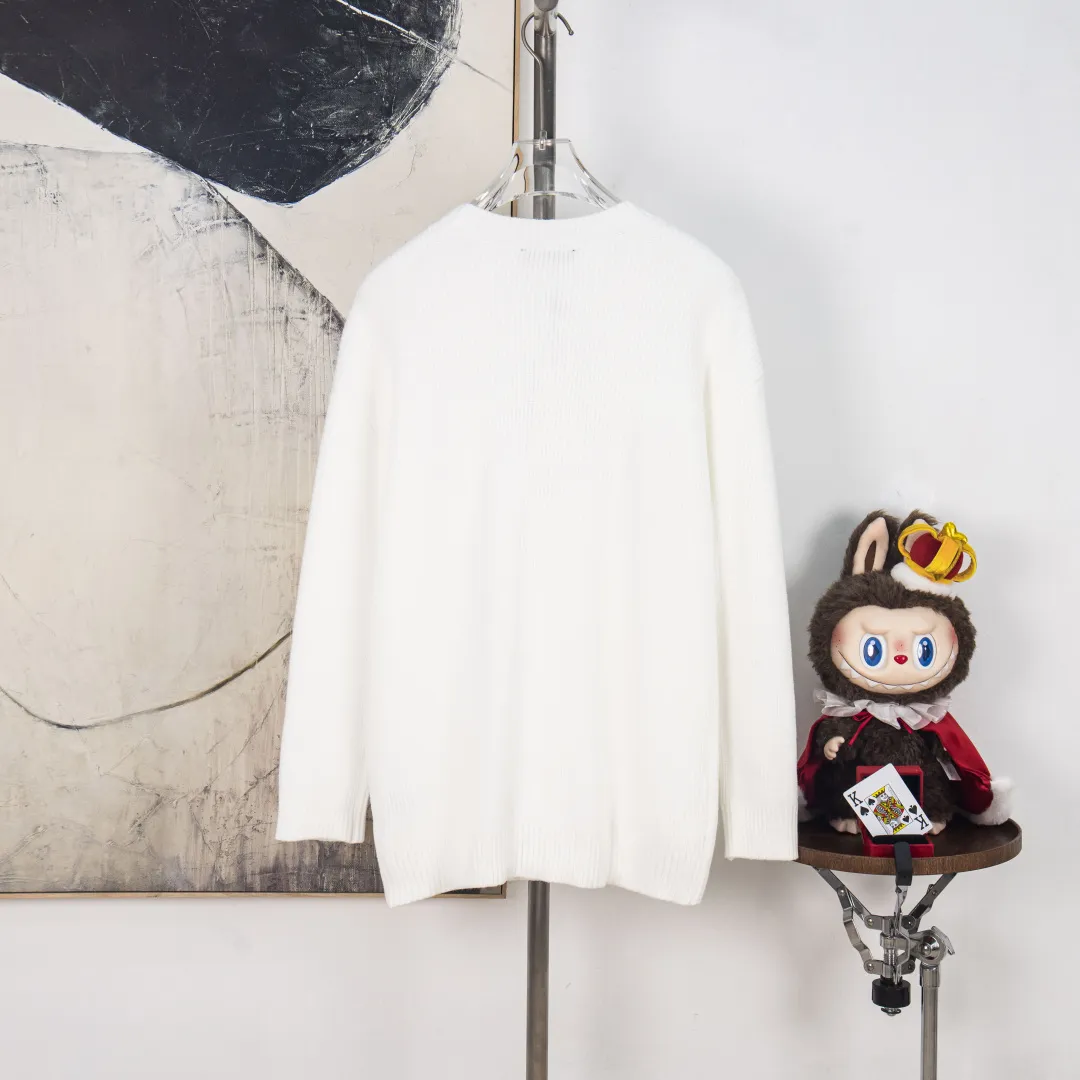 P320 💰zp version [exclusive supply] Chrome Hearts/Chrome OS loose version 2025fw autumn and winter new style Classic custom-made leather cross 🪡logo Round neck long-sleeved off-shoulder sweater Imported wool blended fabric Exquisitely upgraded, inspired by the 1980s retro Original fabric Official same style Round neck Long-sleeved suit Customized Mesh sweater thick-knitted fabric Very comfortable to the touch Latest brick cabinet synchronization for spring and summer Fashionable and individual Super versatile and good-looking style, very suitable for both men and women. A must-have style. Hang tag, collar label, washed wheat, complete with three labels. Color: black and white. Size: M L XL 2XL 3XL. Number: YK10634.